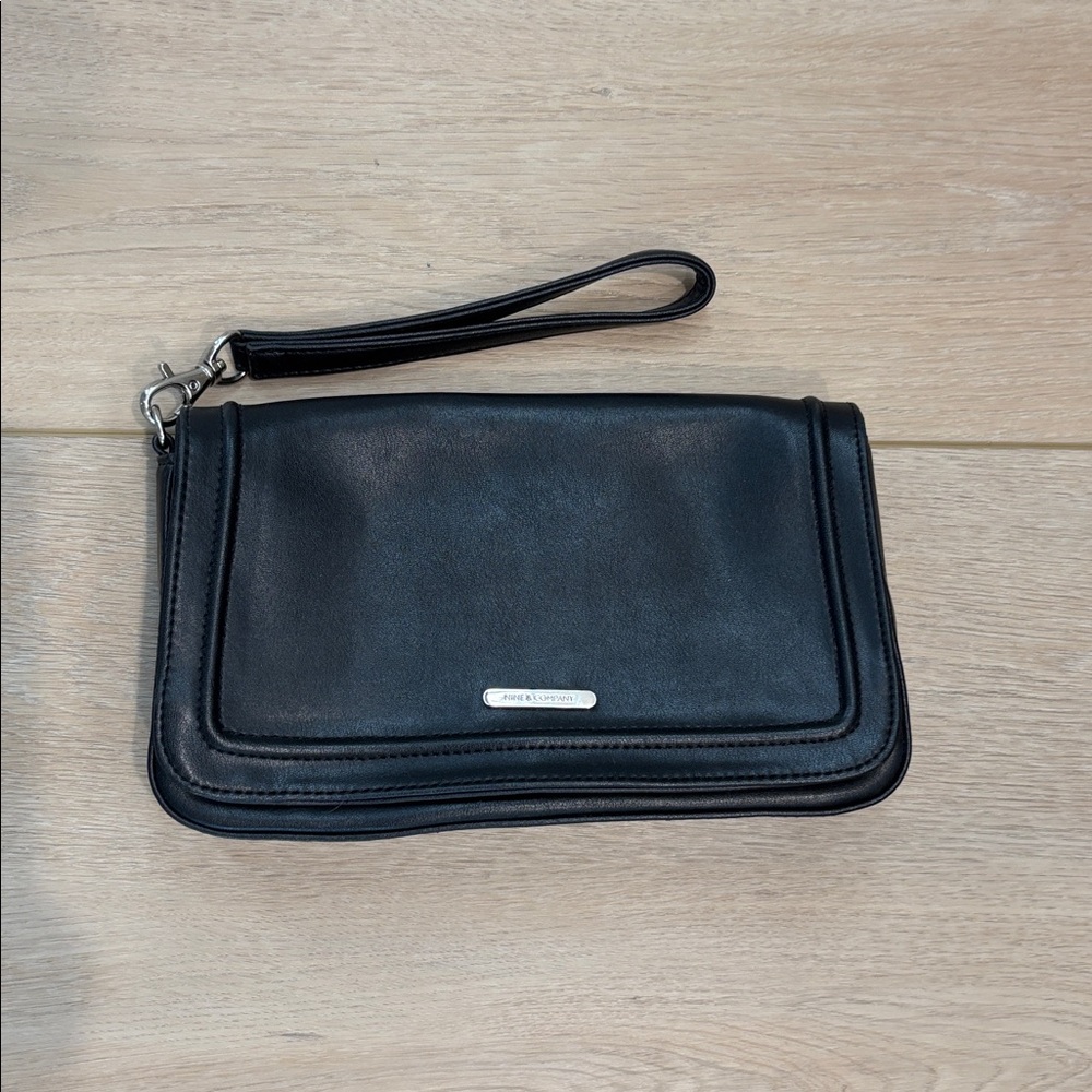 Nine & Co large wristlet black with strap